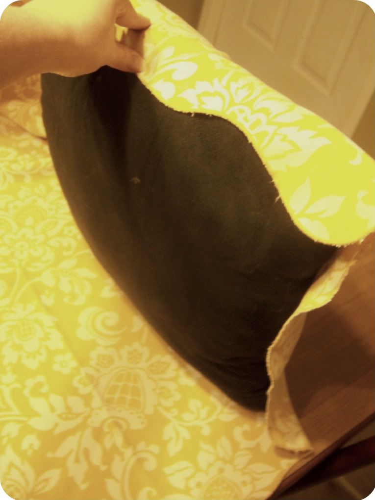 hoopdeedoo Guest Tutorial NoSew Pillow Cover by {rindercella}